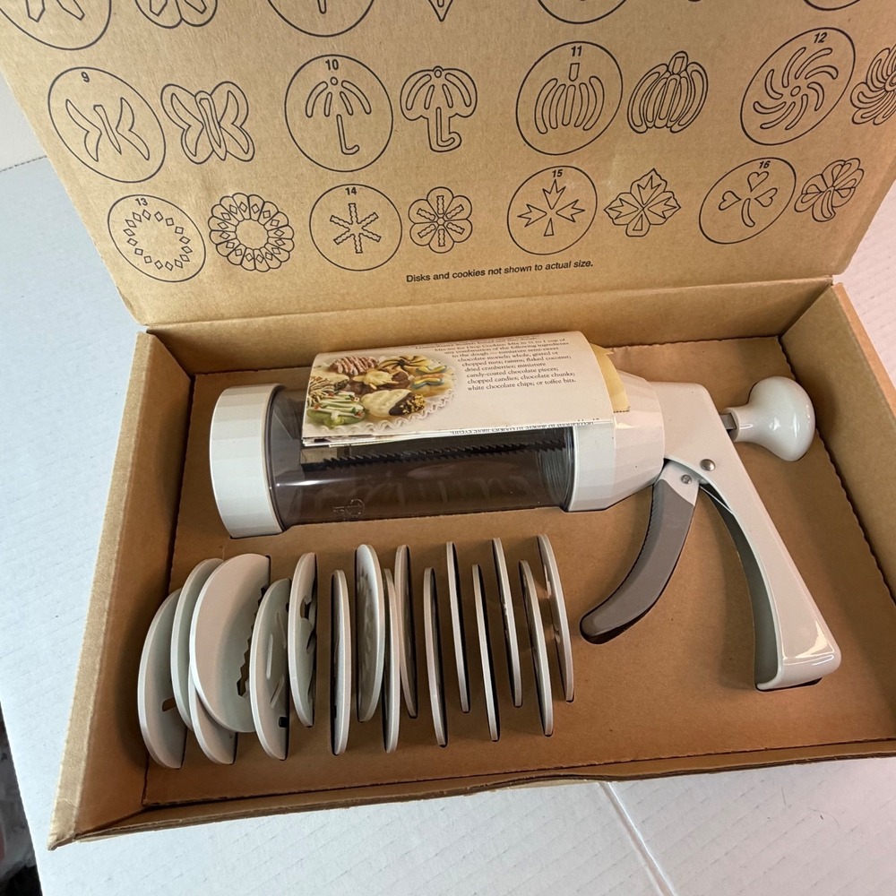 The Pampered Chef Cookie Press #1525 Complete In Box, Including Set Of 16 Molds - Picture 8 of 13